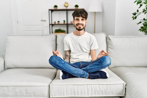 Junger Hispanischer Mann Lächelt Selbstbewusst Und Meditiert Hause — Stockfoto