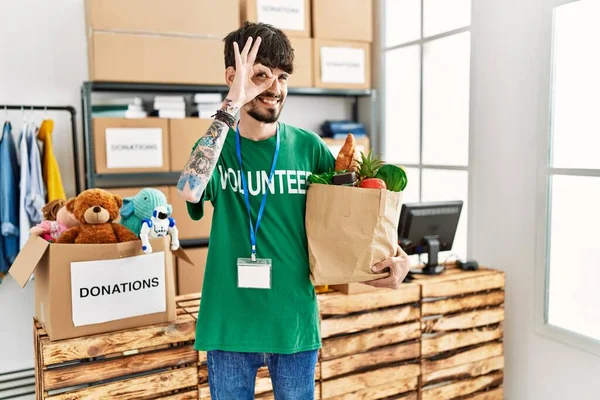 Spaanse Man Met Baard Draagt Vrijwilliger Shirt Bij Donaties Punt — Stockfoto