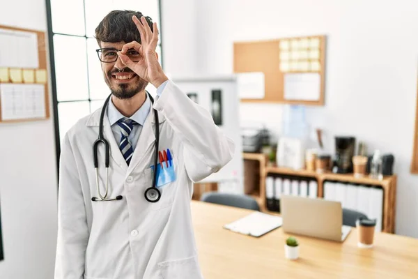 Hispanic Man Med Skägg Bär Läkare Uniform Och Stetoskop Kontoret — Stockfoto