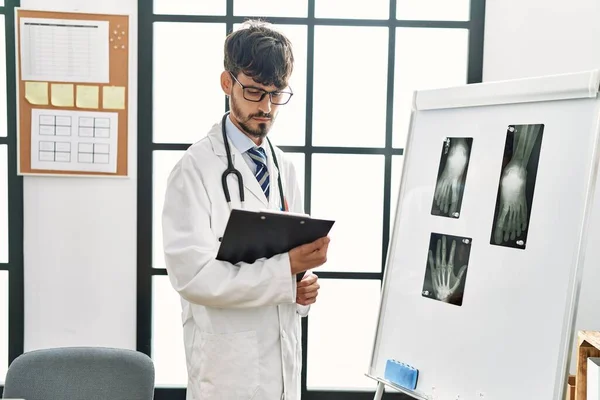 Joven Médico Hispano Buscando Rayos Trabajando Clínica —  Fotos de Stock