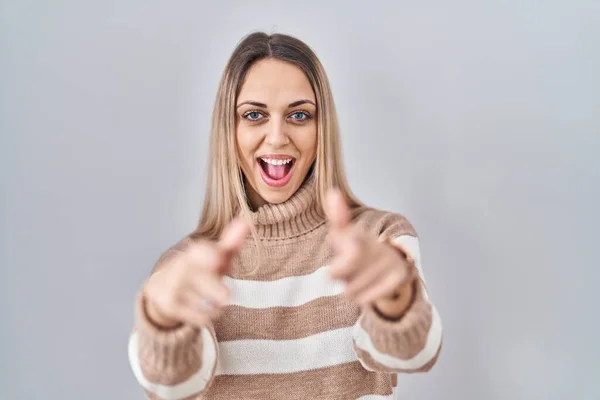 Giovane Donna Bionda Indossa Maglione Dolcevita Sfondo Isolato Che Punta — Foto Stock