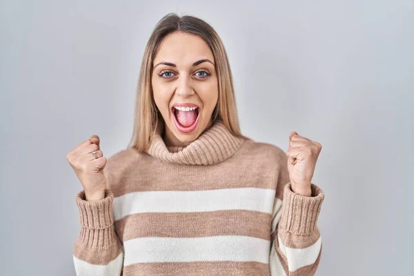 Young Blonde Woman Wearing Turtleneck Sweater Isolated Background Celebrating Surprised — Stock Photo, Image