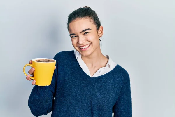 Young Caucasian Girl Holding Coffee Looking Positive Happy Standing Smiling — Stock fotografie
