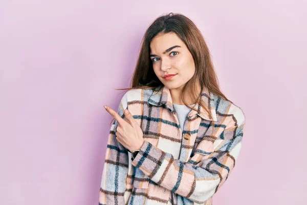 Ung Kaukasiska Flicka Bär Casual Kläder Pekar Med Handfingret Sidan — Stockfoto