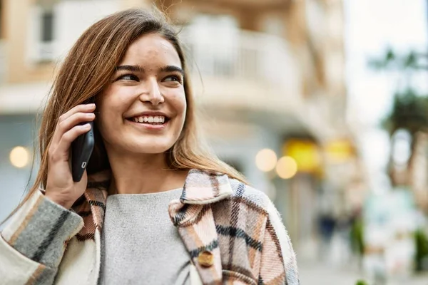 若いですブロンド女性話していますザスマートフォンでストリート — ストック写真