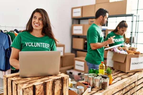 Group Hispanic Volunteers Working Charity Center Woman Smiling Happy Using — Stock Photo, Image