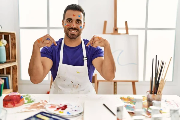 Joven Hombre Hispano Con Barba Estudio Arte Con Cara Pintada —  Fotos de Stock