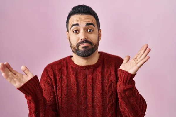 Young Hispanic Man Beard Wearing Casual Sweater Pink Background Clueless — ストック写真