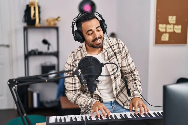 Young Hispanic Man Musician Singing Song Playing Piano Keyboard Music — Fotografia de Stock