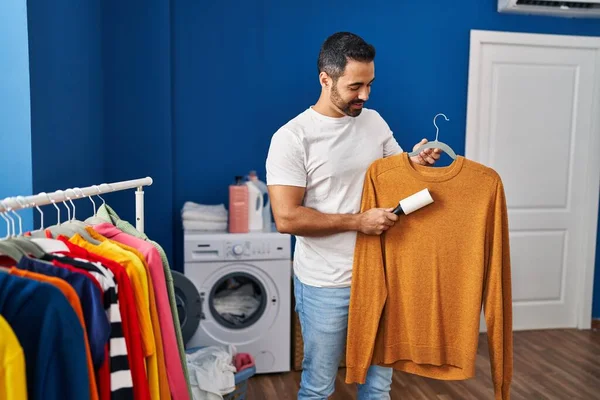 Young Hispanic Man Cleaning Sweater Using Hair Pet Roller Laundry — Photo