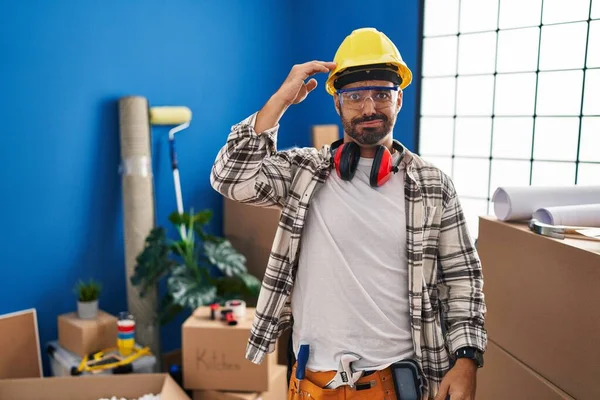 Ung Latinamerikansk Man Med Skägg Arbetar Hemma Renovering Orolig Och — Stockfoto