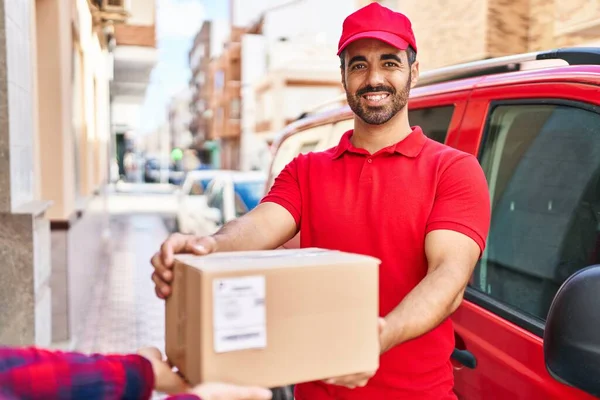 Jonge Spaanse Koerier Geeft Pakketje Straat — Stockfoto