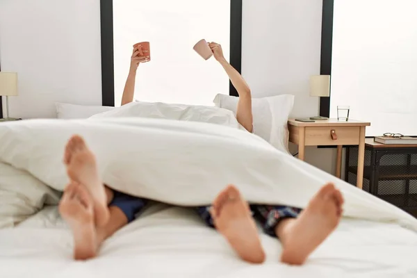 Några Vakna Filten Äta Frukost Innehav Kopp Kaffe Upp Sängen — Stockfoto