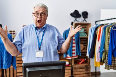 Gri saçlı, perakende satış mağazasında müdür olarak çalışan son sınıf öğrencisi çılgın ve başarıyı kollarını kaldırıp heyecanla haykırarak kutluyor. Kazanan konsept 