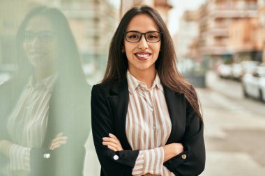 Genç İspanyol iş kadını şehirde mutlu mesut ayakta duruyor..