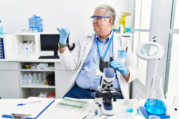 Senior Caucasian Man Working Scientist Laboratory Smiling Happy Face Looking — Zdjęcie stockowe