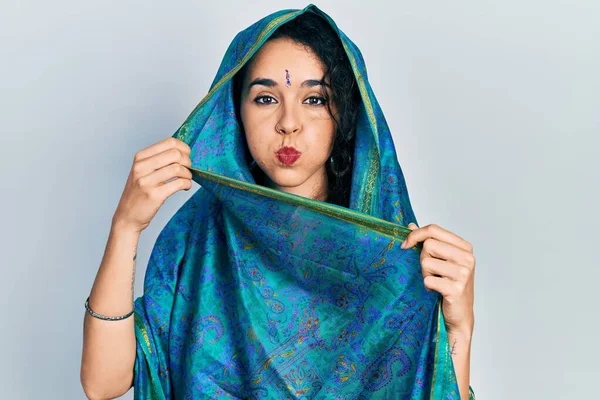 Young Woman Wearing Bindi Wearing Traditional Indian Saree Smiling Looking — ストック写真