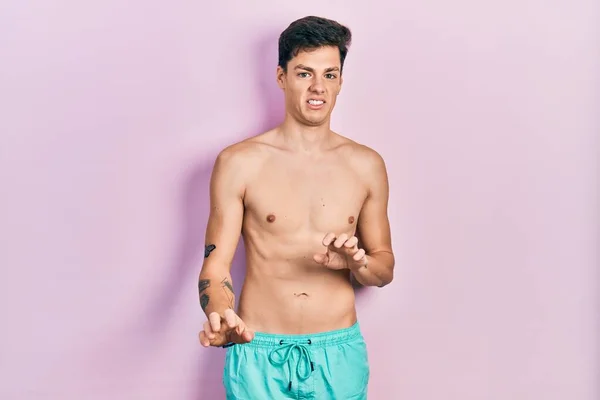 Joven Hombre Hispano Usando Traje Baño Sin Camisa Expresión Disgustada —  Fotos de Stock