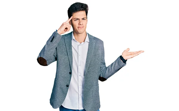 ビジネス服を着た若いヒスパニック系の男が混乱し コピースペースを示し 額に指を指すオープン手のひらに悩まされました 考えてみてください — ストック写真