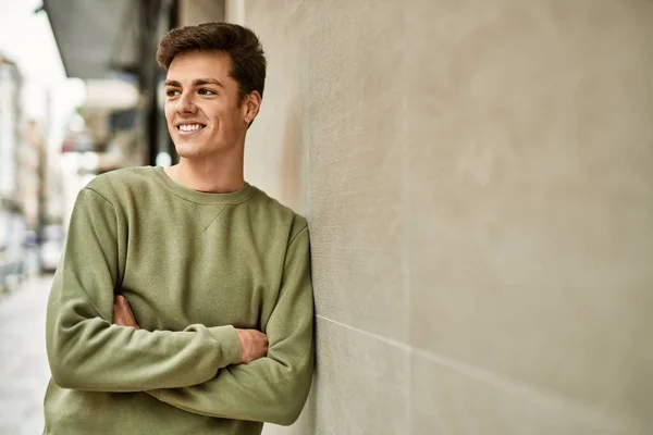 Молодий Іспаномовний Чоловік Посміхаючись Щасливий Обіймами Схрестив Жест Місті — стокове фото