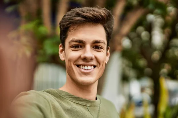 Joven Hombre Hispano Sonriendo Feliz Haciendo Selfie Por Cámara Ciudad — Foto de Stock