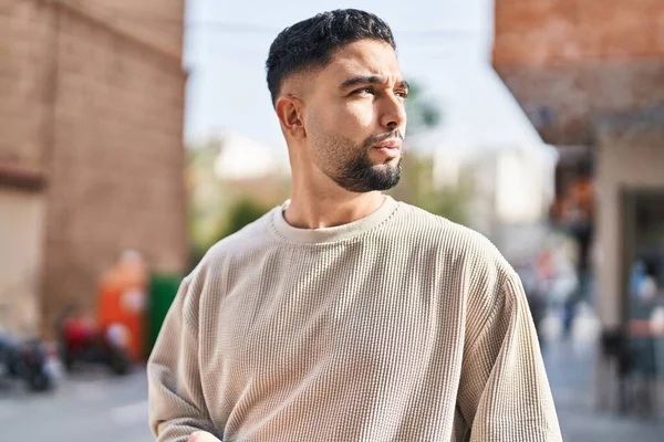 Jovem Árabe Homem Com Expressão Relaxada Rua — Fotografia de Stock