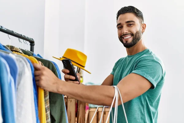 Giovane Arabo Uomo Cliente Fare Immagine Vestiti Shopping Negozio Abbigliamento — Foto Stock