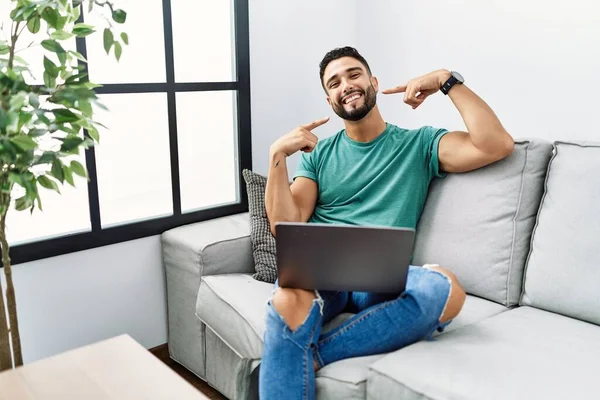 Young Handsome Man Beard Using Computer Laptop Sitting Sofa Home — Stok fotoğraf