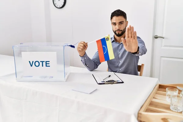 Mladý Pohledný Muž Plnovousem Politických Volbách Drží Venezuelskou Vlajku Otevřenou — Stock fotografie