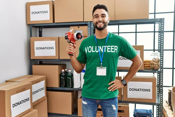 Jonge Arabier Man Draagt Vrijwilliger Uniform Met Verpakkingstape Een Liefdadigheidscentrum — Stockfoto