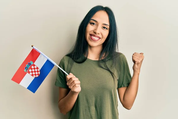 Young Hispanic Girl Holding Croatia Flag Pointing Thumb Side Smiling — 스톡 사진