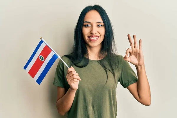 Ung Latinamerikansk Flicka Håller Costa Ricas Flagga Gör Tecken Med — Stockfoto