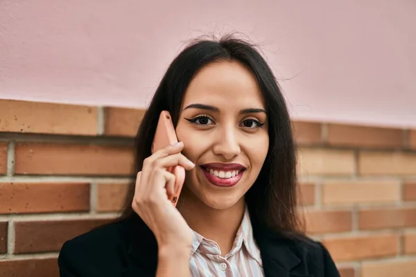 Junge Hispanische Geschäftsfrau Spricht Auf Dem Smartphone Der Stadt — Stockfoto