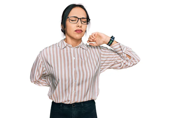 Ung Latinamerikansk Flicka Klädd Vardagskläder Och Glasögon Som Lider Nacksmärtor — Stockfoto