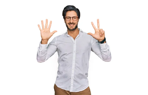 Gömleği Gözlük Takan Spanyol Genç Adam Sekiz Numaralı Parmaklarını Gösterip — Stok fotoğraf