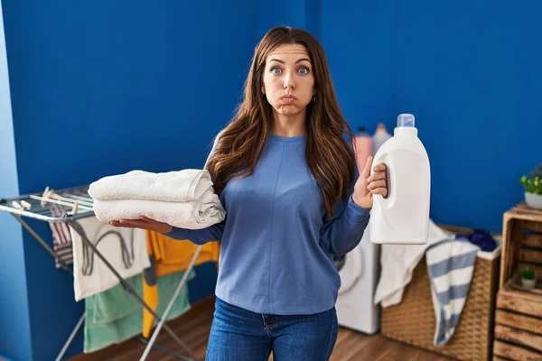 Ung Brunett Kvinna Som Håller Ren Tvätt Och Tvättmedel Flaska — Stockfoto
