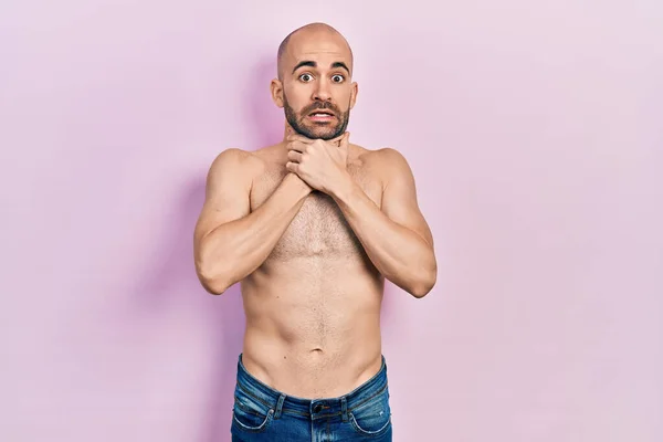 Young Bald Man Standing Shirtless Shouting Suffocate Because Painful Strangle — Foto de Stock