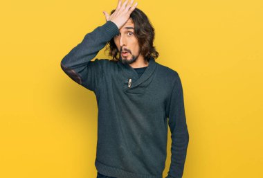 Gündelik giysiler giyen genç İspanyol bir adam hata için el ele tutuşup şaşırdı. Hatayı hatırla. Unuttum, kötü hafıza kavramı. 