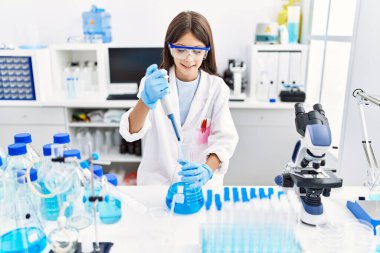 Laboratuvarda pipeti kullanan İspanyol genç bir kız.