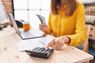 Genç kadın ecommerce iş işçisi ofiste dolar sayıyor
