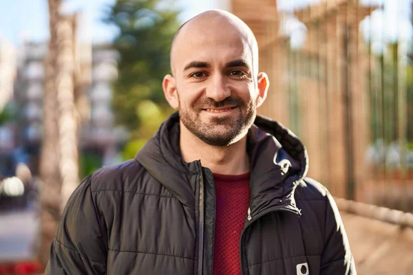 Jovem Sorrindo Confiante Rua — Fotografia de Stock