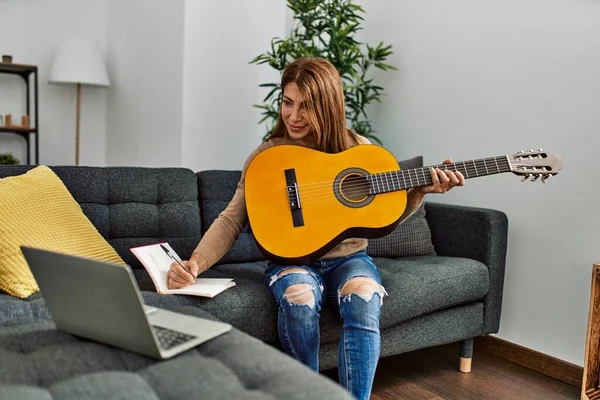 Kaukasische Frau Mittleren Alters Schreibt Liedtexte Hause Auf Dem Sofa — Stockfoto