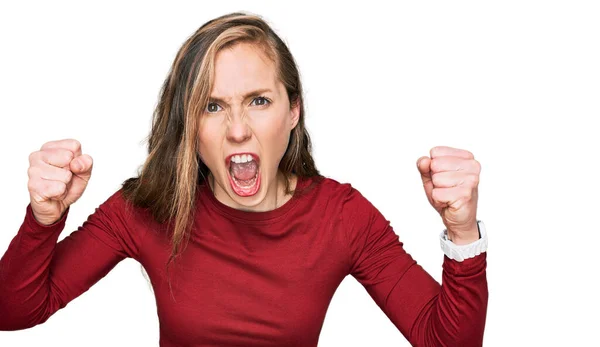 Genç Sarışın Kadın Öfkeyle Bağırırken Kızgın Kızgın Yumruklarını Kaldırıyor Öfke — Stok fotoğraf