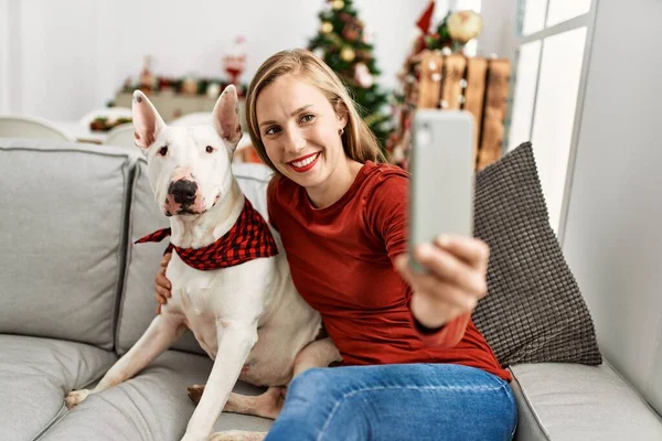 Young Caucasian Woman Make Selfie Smartphone Sitting Dog Christmas Tree — Fotografia de Stock