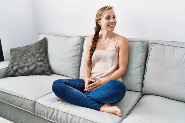Joven Mujer Caucásica Sonriendo Confiada Sentada Sofá Casa —  Fotos de Stock