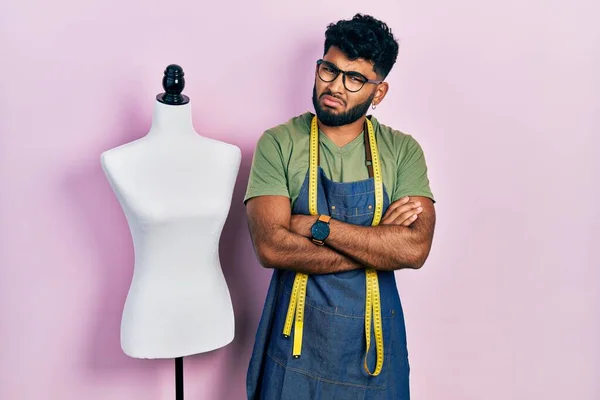 Hombre Árabe Con Barba Modista Diseñador Usando Delantal Atelier Expresión — Foto de Stock