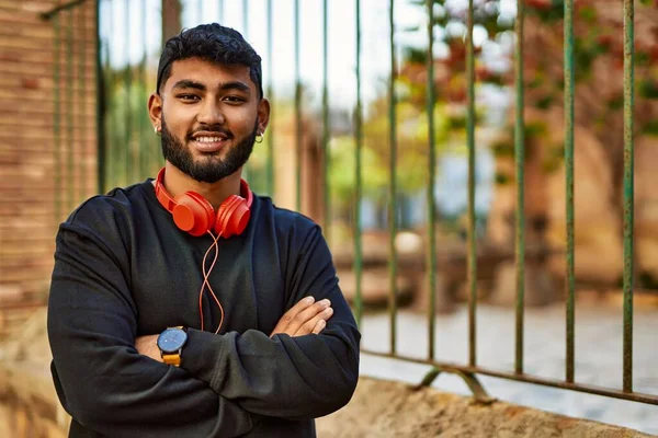 Giovane Arabo Uomo Sorridente Fiducioso Indossando Cuffie Strada — Foto Stock