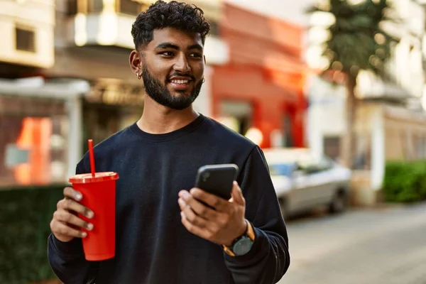 Молодий Арабський Чоловік Використовує Смартфон Питної Содової Вулиці — стокове фото