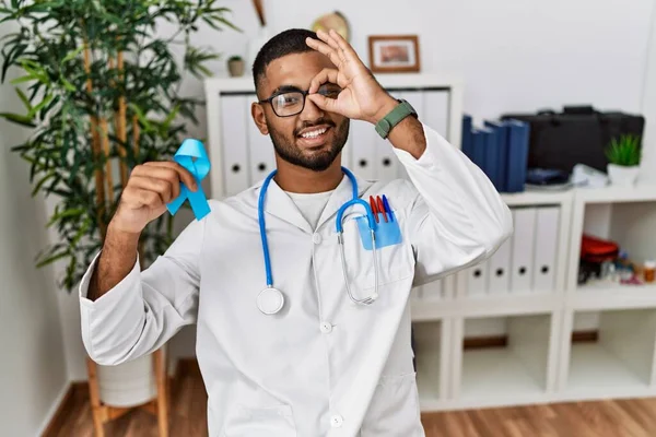 Mavi Kurdele Tutan Genç Hintli Doktor Gülümsüyor Mutluluktan Gülümsüyor — Stok fotoğraf