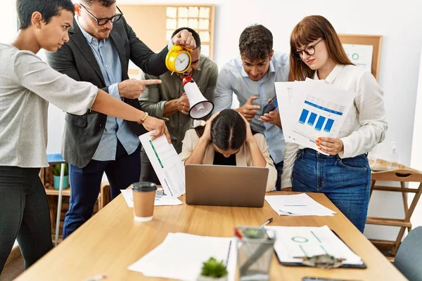 Grupp Företagare Skriker Till Stressad Partner Kontoret — Stockfoto